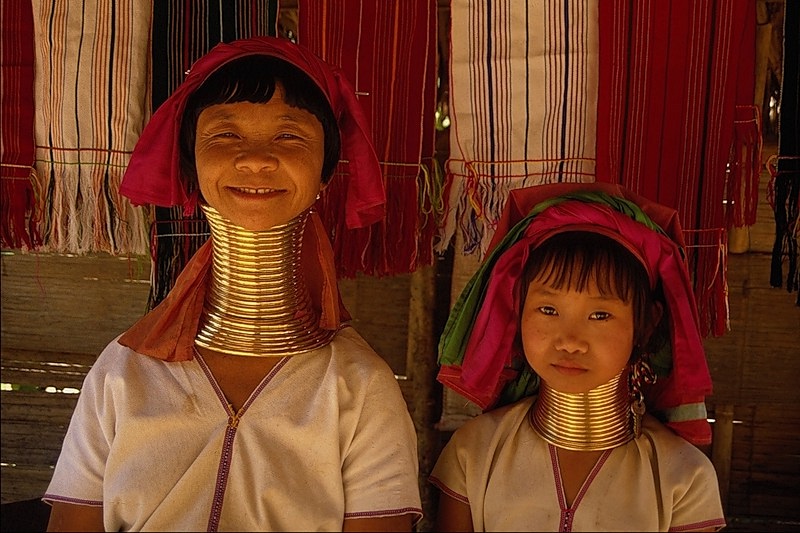 жінки з найдовшими шиями у світі