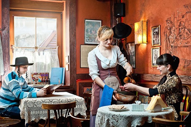 Під золотою розою