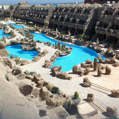 Печерний готель у Єгипті, який переносить у юрський період