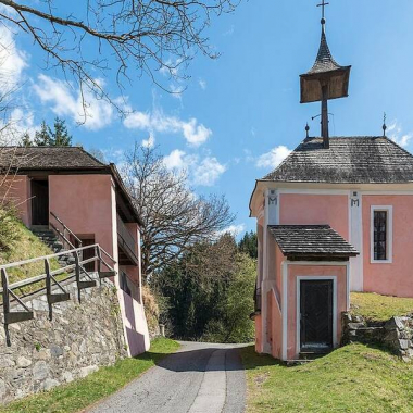 Єдина у світі церква, через яку проходить дорога